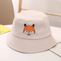 Dettaglio ricamo di una volpe cartone animato su un cappello a secchiello beige - Beige
