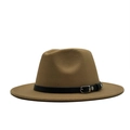Détail du chapeau en laine camel avec ceinture en cuir noir et boucle argentée - Chameau