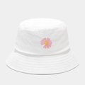 Dettaglio del ricamo a margherita rosa su un cappello a secchiello in cotone bianco - Bianco