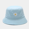 Détail d'un chapeau bob en coton bleu clair avec broderie de marguerite de haute qualité - M (56-58cm) / Bleu clair