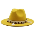 Detalle de sombrero de lana amarillo con adorno bohemio de conchas y borlas en el ala - M (55-58cm) / Amarillo