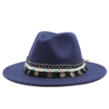 Dettaglio cappello di lana blu navy con fascia etnica e nappe stile vintage - Blu navy