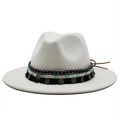 Dettaglio cappello fedora boho con fascia intrecciata, perline e ciondolo a moneta - Bianco