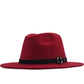 Dettaglio del cappello fedora in lana rossa con tesa piatta e nastro nero con anelli d'argento - M (56-58cm) / Rosso
