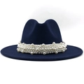 Detail eines eleganten Wollhutes in Marineblau mit mehrlagigen weißen Perlenverzierungen - Marineblau