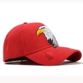 Dettaglio del cappellino rosso con ricamo di aquila intricato e motivi a foglia - Regolabile / Rosso