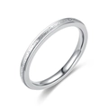 Minimalistischer Ring aus silbernem Titanstahl mit funkelnder Pavé-Kristallverzierung - US 5 / Silber