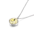 Elegante collar de cadena plateada con un colgante cuadrado de cristal amarillo sobre blanco - Champán