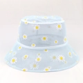 Dettaglio cappello da sole in rete celeste con stampa di margherite e tessuto leggero - Blu