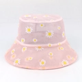 Dettaglio ravvicinato del cappello da sole in mesh rosa con stampe di margherite bianche - Rosa