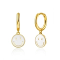 Süße 18K Gold Smile Ohrringe mit weißen Emaille-Anhängern auf weißem Hintergrund - Weiß