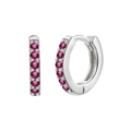 Dettaglio di orecchini huggie in argento con pietre di zircone rosso incastonate - Argento-Rosso
