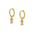 Macro-detail van de gouden oorring met roze zirkoon en S925 zilveren keurmerkstempel - Rechthoekige Roze Steen Hangende Oorbellen