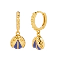 Goldene Marienkäfer-Ohrringe mit dunkelblauem Emaille-Detail auf weißem Hintergrund - Blau Gold