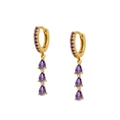 Detalle de pendientes de aro dorados con tres circonitas púrpuras en forma de lágrima - Morado