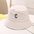 Vista dettagliata del cappello a secchiello in cotone bianco crema con logo C ricamato - 52cm(1-6 Anni) / Beige