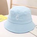 Détail de la broderie de la lettre C blanche sur un chapeau bob bleu clair enfant - 52cm(1-6 Ans) / Bleu clair