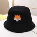 Dettaglio del cappello a secchiello in cotone nero con ricamo di una testa di volpe - Nero