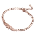 Dettaglio del bracciale con farfalla in oro rosa e catena Figaro con maglie lucide - Tre Farfalle / Oro rosa