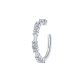 Polsino per orecchio in argento a forma di C con zirconi su uno sfondo bianco puro - Pezzo Singolo / Argento