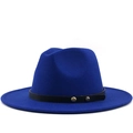 Cappello fedora blu reale in lana con fascia in pelle nera e borchie argentate su fondo bianco - M (56-58cm) / Blu