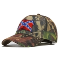 Detalle de gorra de béisbol de camuflaje con bordado de calavera y visera cosida - Ajustable / Bordado REBEL-08