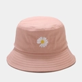 Dettaglio del ricamo a margherita e cuciture sul cappello pescatore in tela rosa - Rosa