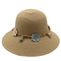 Cappello estivo in paglia beige con fiori in tessuto e nappe su sfondo bianco - Bambini (52-54cm) / Cachi