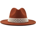 Détail du chapeau en laine marron avec un ruban décoratif de perles tressées élégantes - M (56-58cm) / Couleur caramel