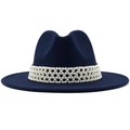 Détail du chapeau fedora en laine bleu marine avec un bandeau élégant en perles blanches - M (56-58cm) / Bleu marine