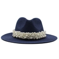 Vue détaillée du chapeau de soleil bleu marine avec bande décorative en perles blanches - Bleu marine