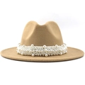 Detailansicht eines khakifarbenen Filzhutes mit eleganter weißer Perlenverzierung - Camel