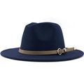 Detail eines dunkelblauen Fedora-Huts aus Wolle mit braunem Lederband und goldener Schnalle - M (56-58cm) / Marineblau