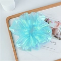 Nahaufnahme des schimmernden Organza-Haargummis mit irisierenden blauen Lichtreflexen - Minzgrün