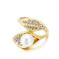 Anello in titanio dorato con design a foglia, cristalli e una grande perla bianca - US 7 / Stile Perla Singola Foglia (KR89307-K)