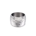 Anillo ancho unisex de acero inoxidable plateado con un acabado martillado y textura - US 6 / Plata (KR82567-K)