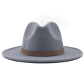 Detailweergave van grijze wollen fedora hoed met een bruine getextureerde decoratieve band - Grijs