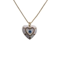 Collana a cuore dorata con motivo malocchio e zirconi colorati su uno sfondo bianco puro - Bianco