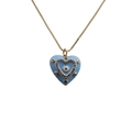 Dettaglio della collana a cuore dorato con occhio smaltato blu e piccoli cristalli lucidi - Blu