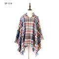 Dames poncho met capuchon en ruitjespatroon in blauw, rood en beige met franjes - Blauw-rood ruitje