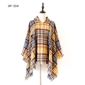 Geruite poncho met capuchon in geel tartan met franjes voor herfst en winter - Geel ruitje