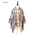Scialle poncho con cappuccio da donna con nappe in motivo scozzese blu rosa e giallo - Quadri blu e gialli