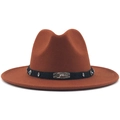 Détail d'un chapeau en feutre rouille avec ruban noir et boucle scorpion en argent - Couleur caramel