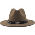 Détail du chapeau fedora marron avec ruban ethnique, scorpion en métal et perles turquoise - Kaki
