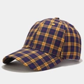 Detalle de gorra de béisbol a cuadros amarillo y azul marino con diseño de seis paneles - Ajustable / Amarillo