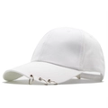 Gorra de béisbol de algodón blanco con tres anillos de metal plateado en la visera - Ajustable / Blanco