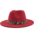 Dettaglio cappello fedora rosso con fascia leopardata e rivetto in metallo dorato - M (56-58cm) / Rosso