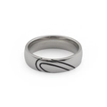 Neutraler Ring aus Titanstahl mit schwarzer geometrischer Gravur in Silber-Finish - Herren Größe 6 (KR47909-K)