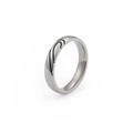 Minimalistischer silberner Herzgravur-Ring aus Titanstahl mit polierter Oberfläche auf Weiß - Damen Größe 8 (KR47868-K)