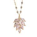 Dettaglio della collana con ciondolo a foglia e pietre di zircone trasparente - Catena d'Oro Pendente Bianco